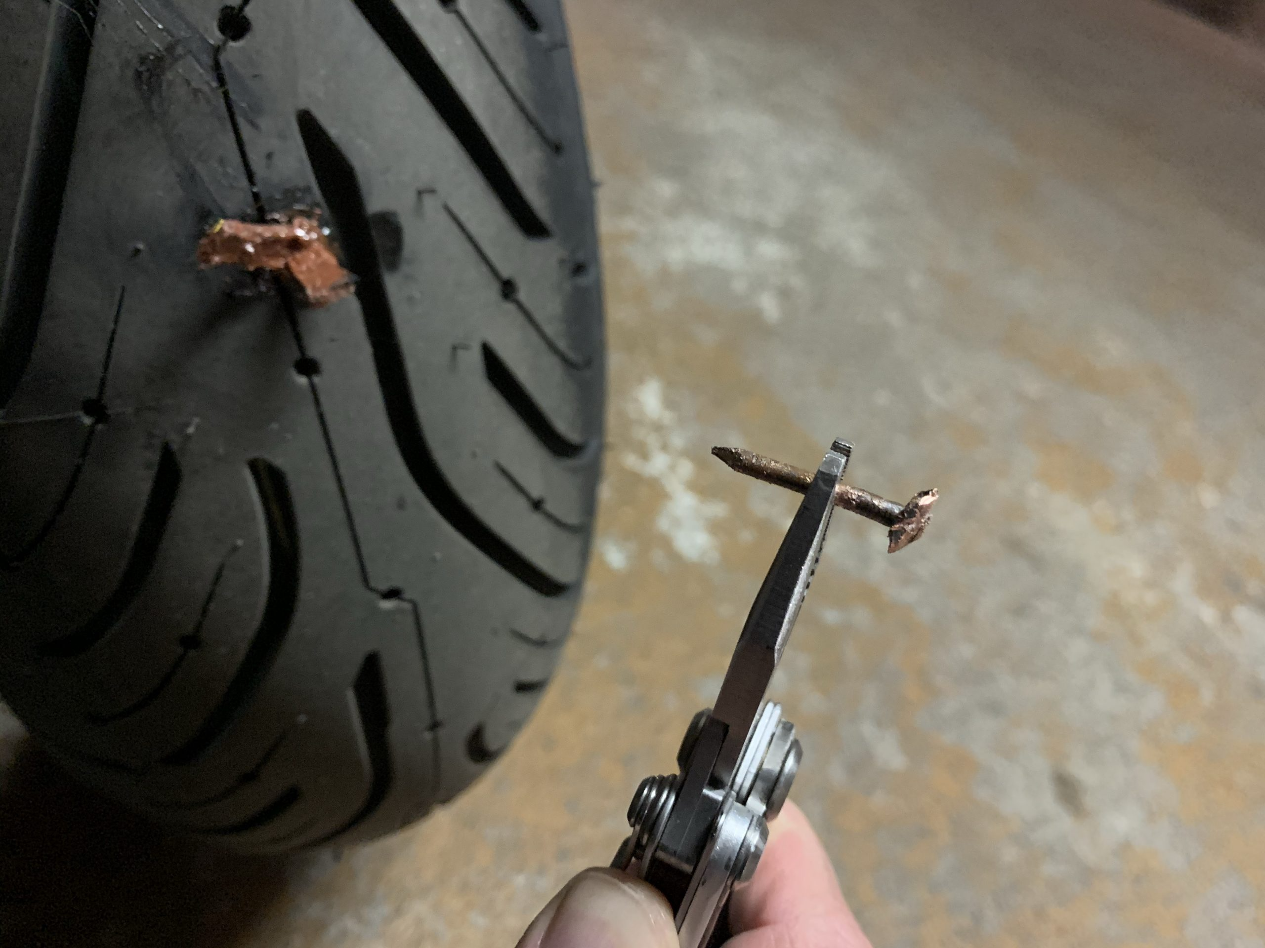 Guide pratique pour réparer un pneu de moto crevé