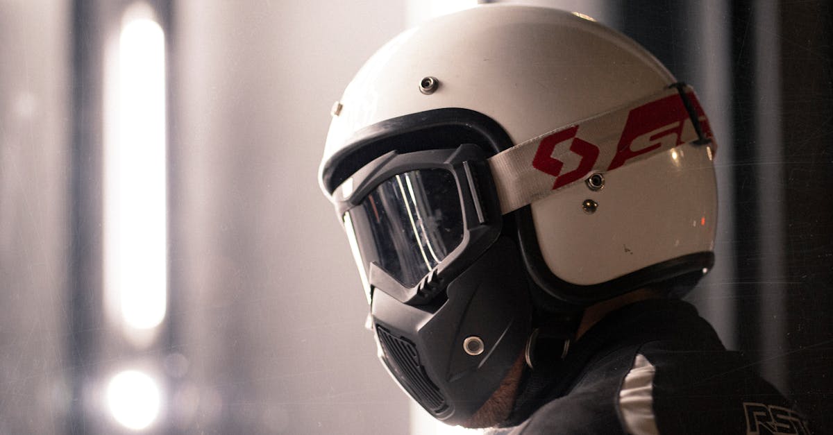 découvrez comment l'équipement influence la sécurité et la longévité des motos, en protégeant le pilote et en améliorant la durabilité du véhicule.