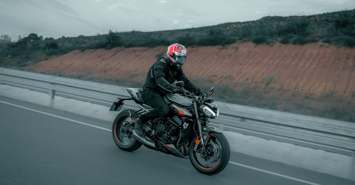 découvrez les conseils essentiels et les meilleures pratiques pour la conduite de moto en toute sécurité et avec plaisir.