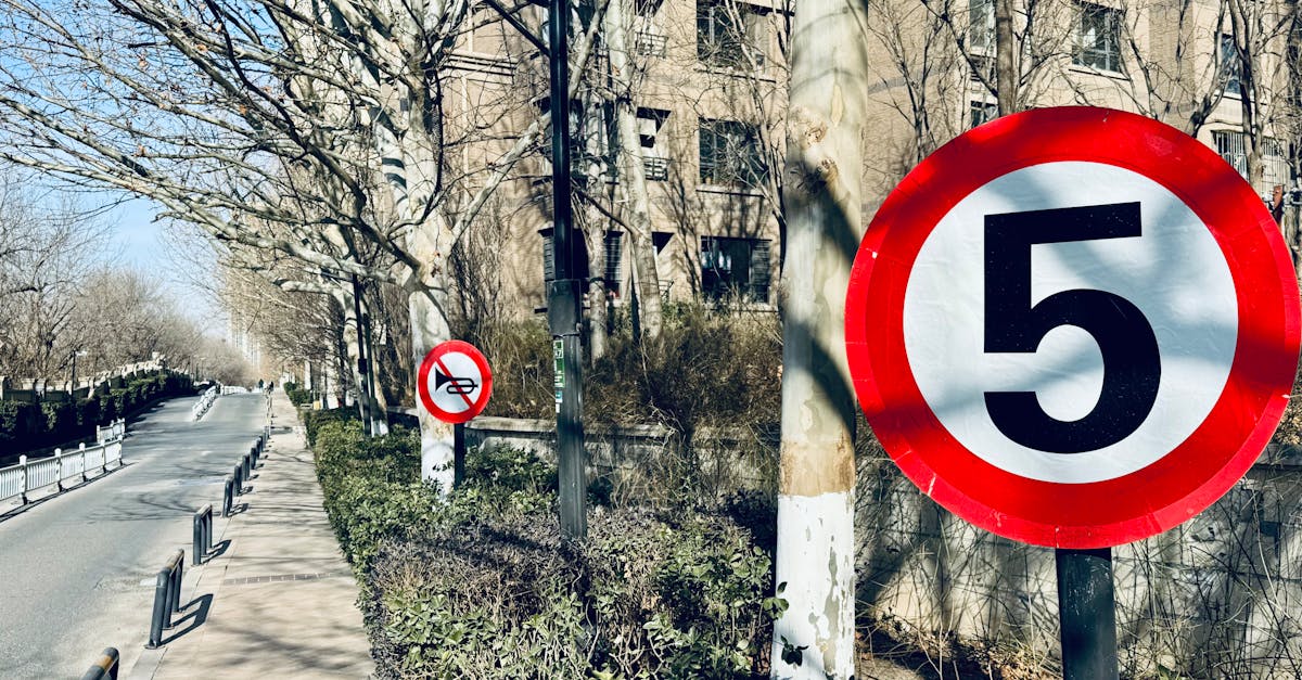 découvrez les limites de vitesse pour les motos, les réglementations en vigueur et les conseils pour rouler en toute sécurité.