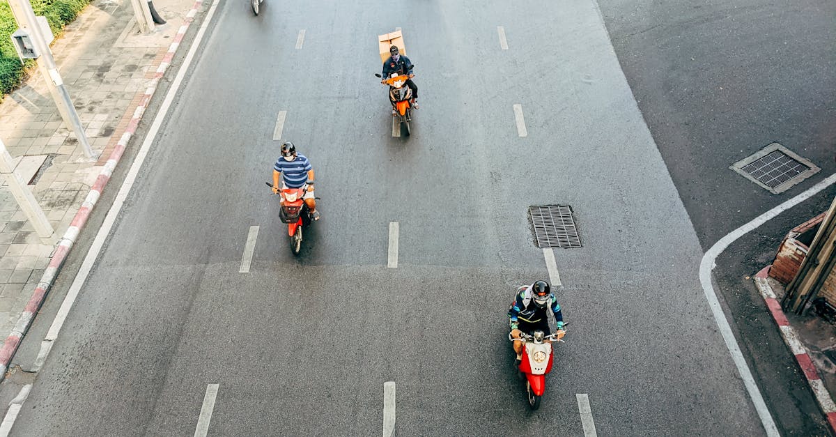Accueil 9 découvrez ce qu'est le lane splitting, une pratique de conduite permettant aux motards de circuler entre les files de voitures, ses avantages, sa légalité et les conseils de sécurité à connaître.