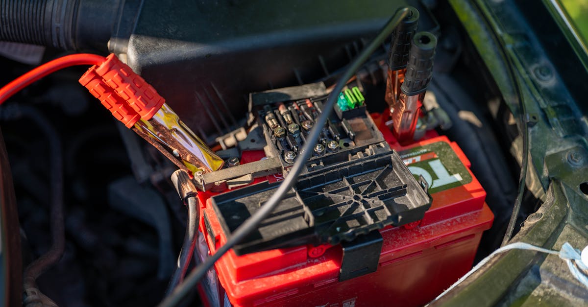 découvrez les symptômes courants d'une batterie de moto défectueuse pour éviter les pannes et assurer un démarrage fiable de votre véhicule.