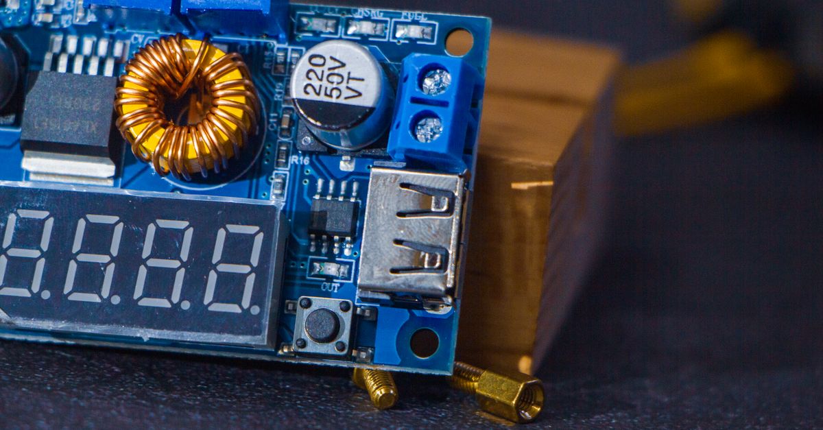 testez efficacement les régulateurs de tension pour assurer une alimentation électrique stable et fiable dans vos circuits électroniques.