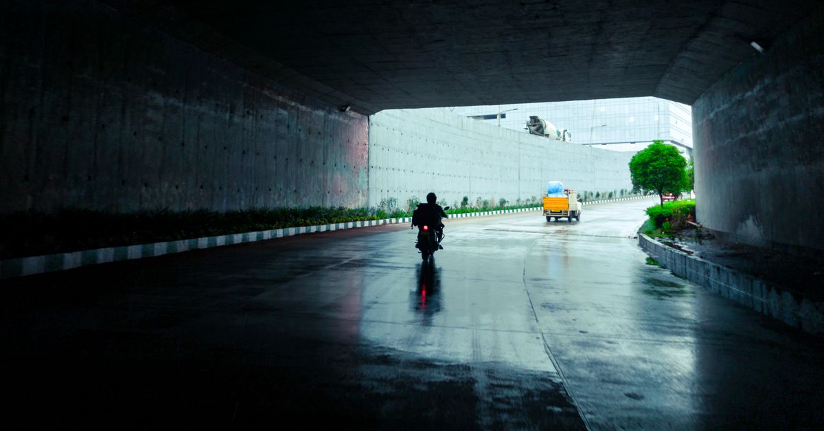 Accueil 8 découvrez des conseils pratiques pour traverser le tunnel sous la manche à moto en toute sécurité et sérénité.