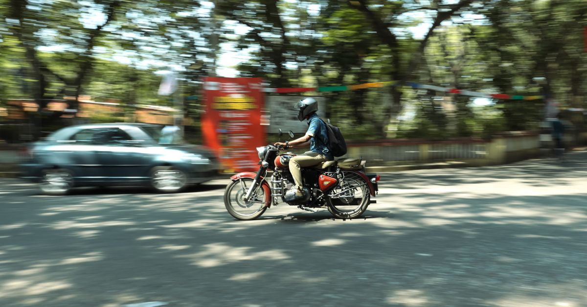 découvrez les règles de circulation essentielles pour les motocyclistes afin d'assurer votre sécurité et respecter le code de la route.