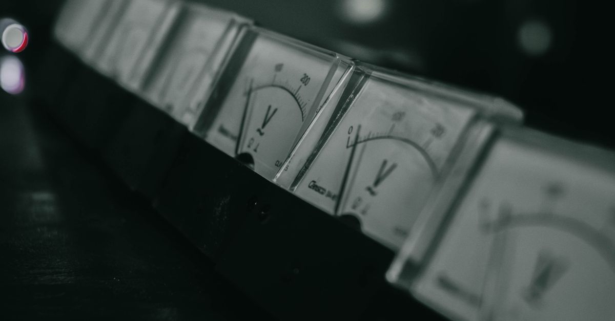 Accueil 8 découvrez notre régulateur de tension fiable pour protéger vos appareils électroniques et garantir une alimentation électrique stable et sécurisée.