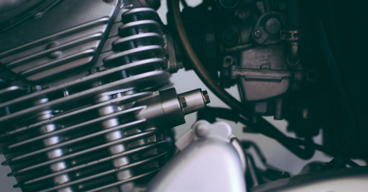 découvrez les causes et solutions du bruit de décélération des motos pour une conduite plus agréable et sécurisée.