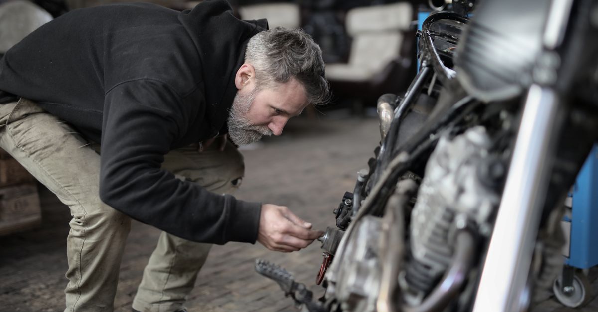 découvrez nos conseils essentiels pour l'entretien de votre moto et assurez une performance optimale et une longue durée de vie à votre véhicule.