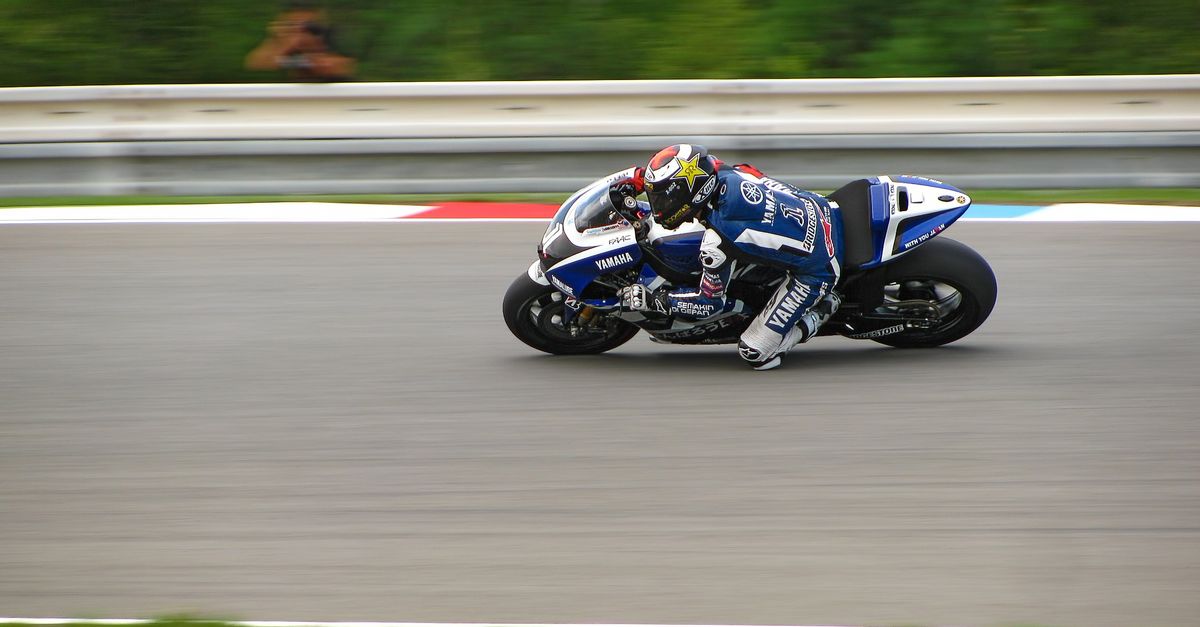 guide de positionnement à moto : conseils pratiques pour adopter la meilleure posture et améliorer votre sécurité et confort lors de la conduite.