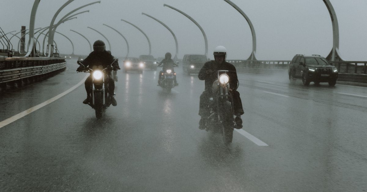 conseils et équipements essentiels pour rouler en moto sous la pluie en toute sécurité et confort.