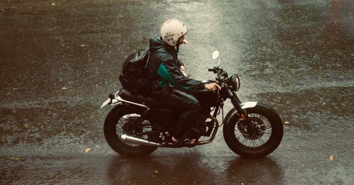découvrez les meilleures astuces et conseils pour faire de la moto sous la pluie en toute sécurité et profiter de chaque trajet même par temps humide.