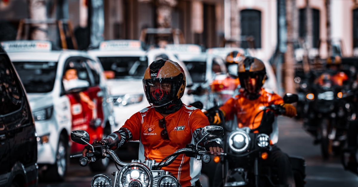 conseils essentiels pour la sécurité à moto : équipements, techniques de conduite et prévention des accidents pour rouler en toute sécurité.