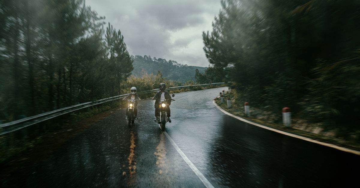 Accueil 14 conseils de sécurité pour les motos sur routes mouillées et glacées : comment rouler prudemment et éviter les accidents.