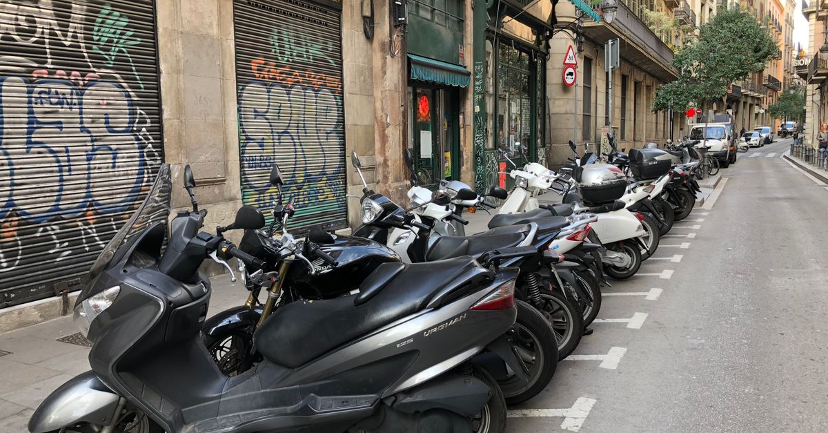 stationnement sécurisé pour motos offrant protection et tranquillité d'esprit. gardez votre moto en toute sécurité grâce à nos solutions fiables.