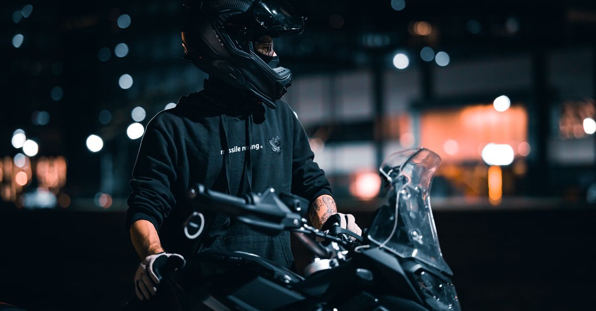 Accueil 15 conseils essentiels pour la sécurité à moto en milieu urbain, incluant la prévention des accidents, l'équipement adapté et les bonnes pratiques de conduite.