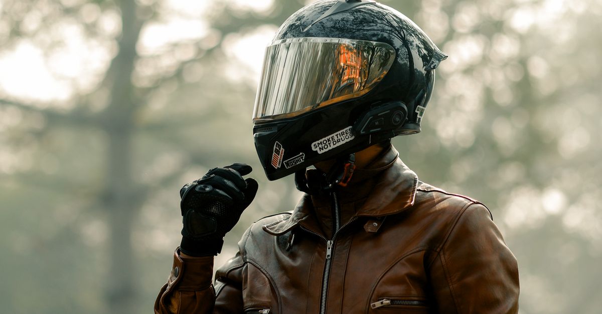 découvrez les normes de sécurité des casques de moto pour assurer une protection optimale lors de vos trajets à deux-roues.