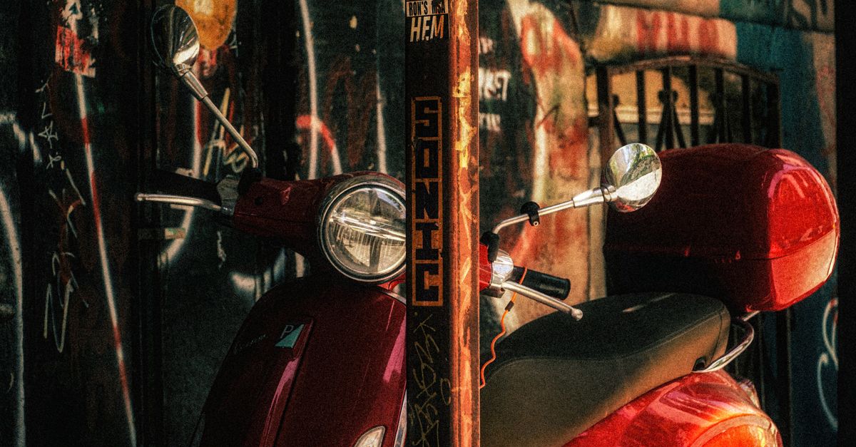 Accueil 8 service professionnel de peinture au spray pour motos, offrant une finition durable et personnalisée qui protège et embellit votre véhicule.