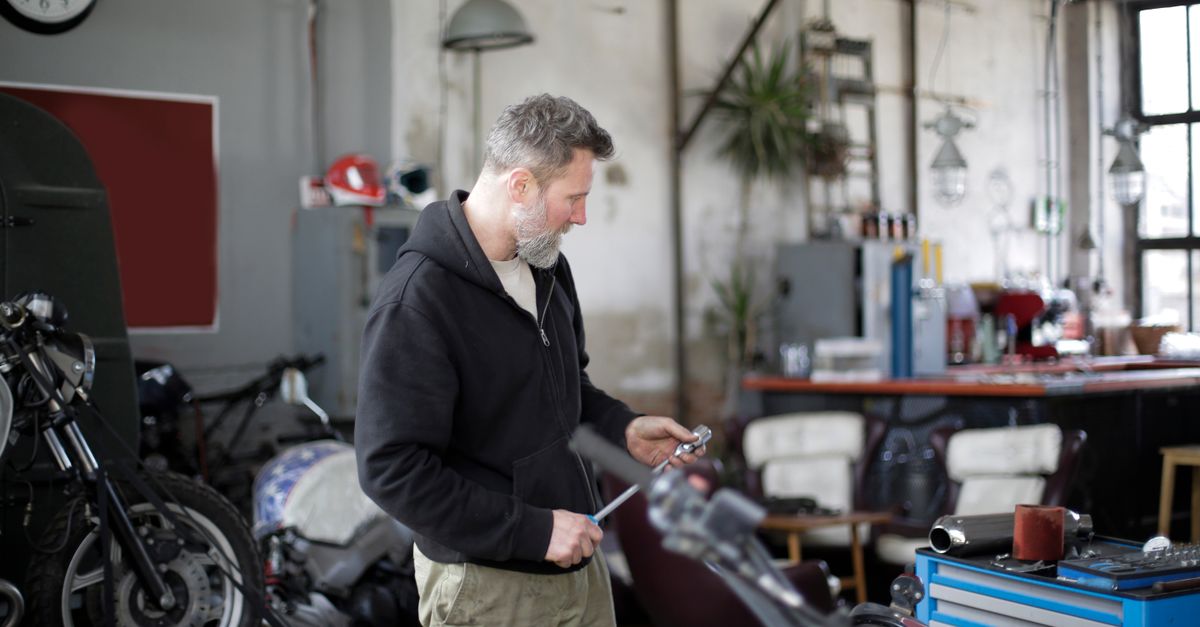 atelier de réparation moto équipé d'un support d'atelier pour un entretien et des réparations faciles et sécurisées.