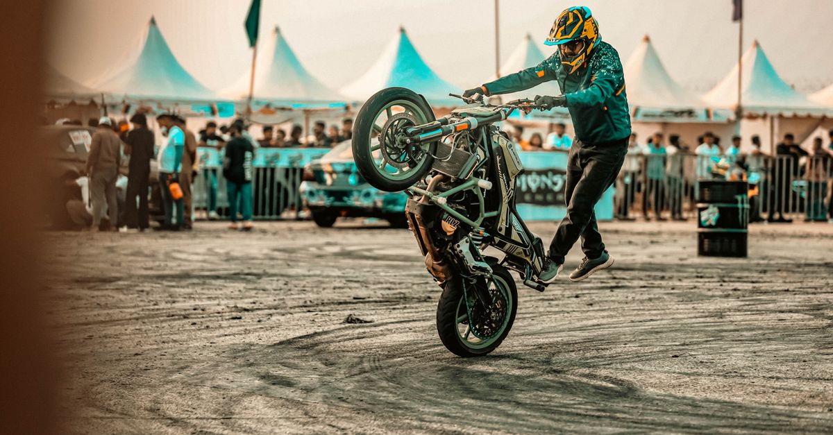 découvrez les techniques de wheeling pour maîtriser l'art de faire rouler votre vélo ou moto sur la roue arrière en toute sécurité et avec style.