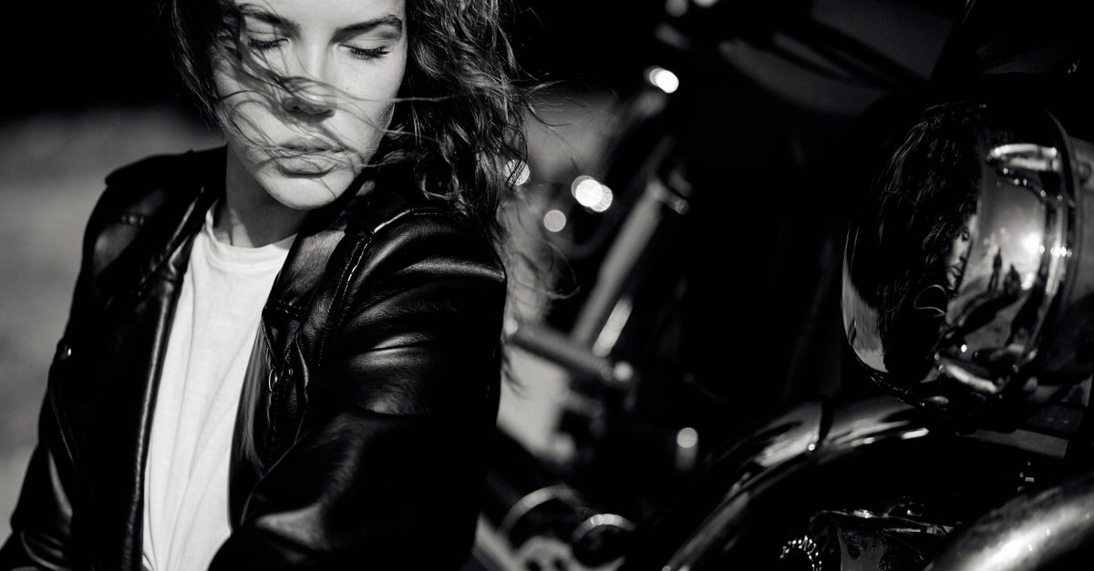 Accueil 8 découvrez l'univers des femmes motardes : passion, liberté et style sur deux roues.