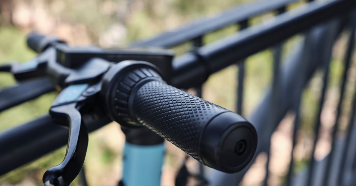 découvrez nos poignées de guidon ergonomiques offrant confort et adhérence optimale pour toutes vos balades à vélo.
