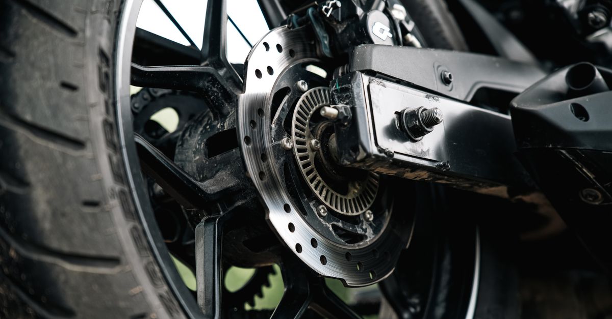 Accueil 8 découvrez les techniques de freinage pour moto afin d'améliorer votre sécurité et votre contrôle sur la route. conseils pratiques pour freiner efficacement en toutes conditions.