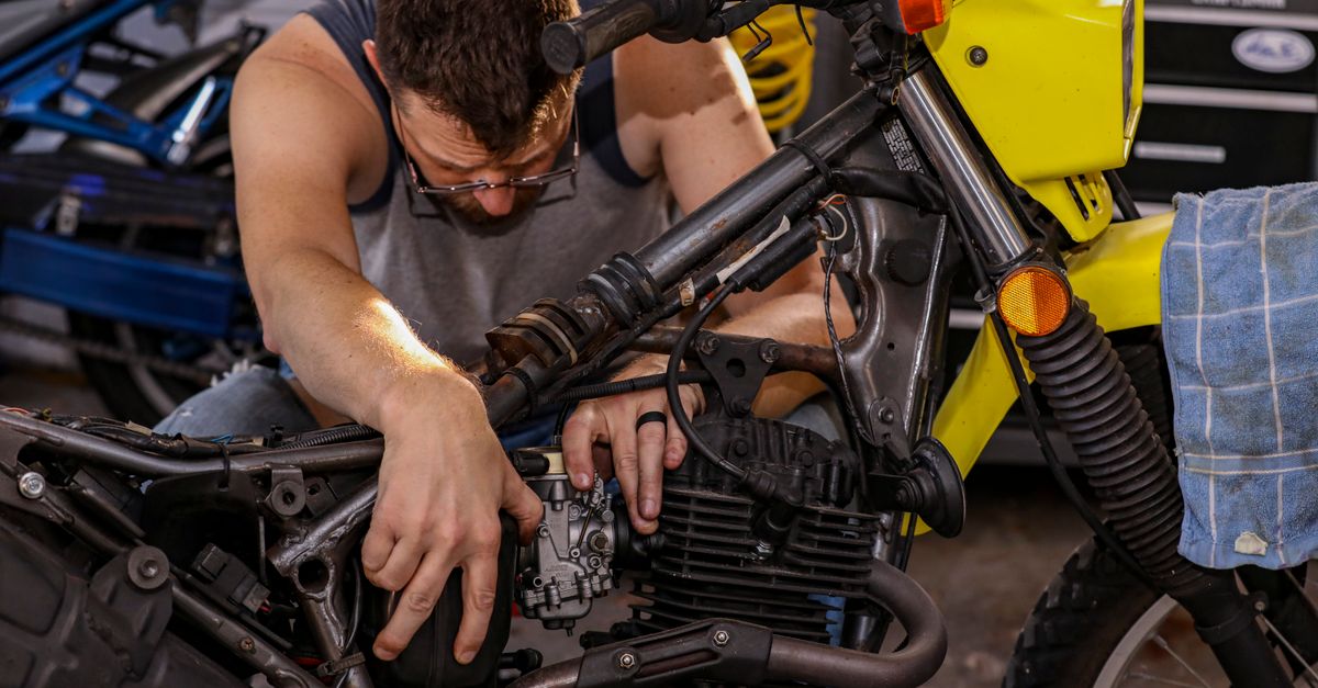 Accueil 8 découvrez le fonctionnement du carburateur de moto, ses principaux composants et les conseils essentiels pour optimiser le mélange air-essence.