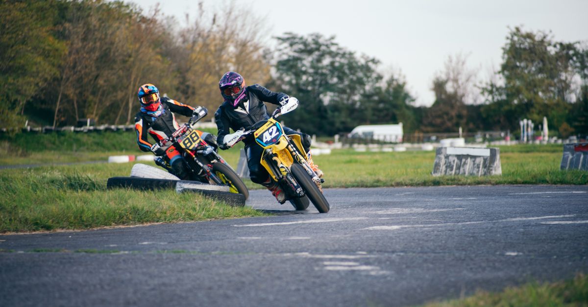 découvrez les légendes de la course moto, leurs exploits, histoires et victoires emblématiques qui ont marqué l'univers de la compétition.