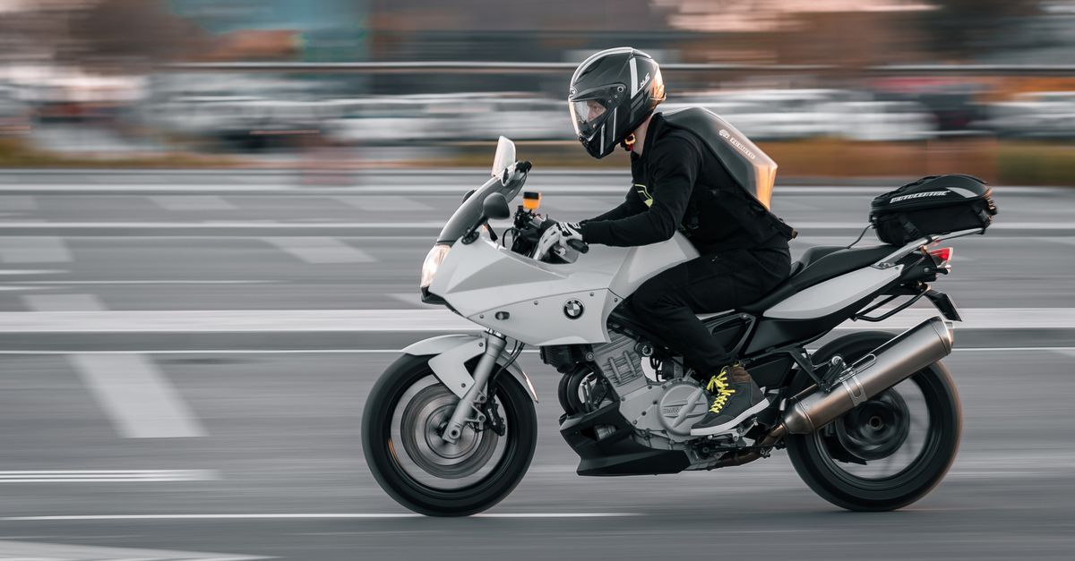 sacoche de réservoir pratique et résistante pour moto, offrant un rangement sécurisé et un accès facile à vos affaires pendant vos trajets.