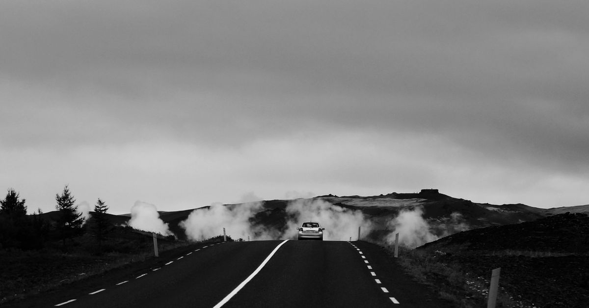 Accueil 8 découvrez les conseils essentiels pour conduire par vent fort en toute sécurité : adaptez votre vitesse, gardez vos distances et anticipez les rafales.