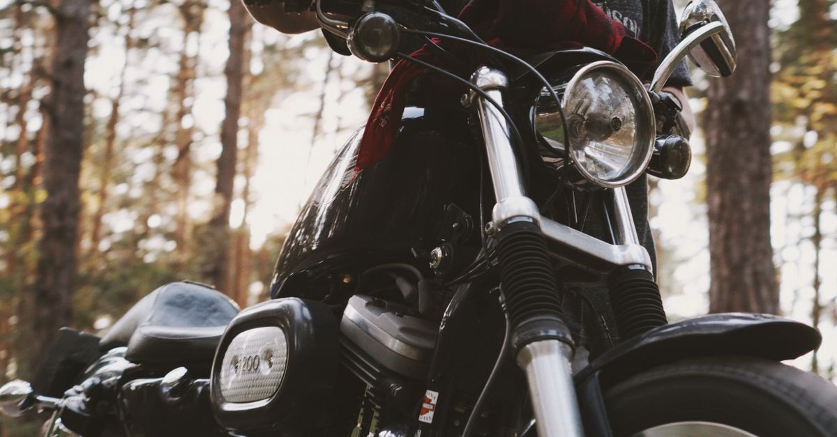 découvrez notre sélection de tabliers moto, conçus pour vous protéger du vent et de la pluie lors de vos trajets.