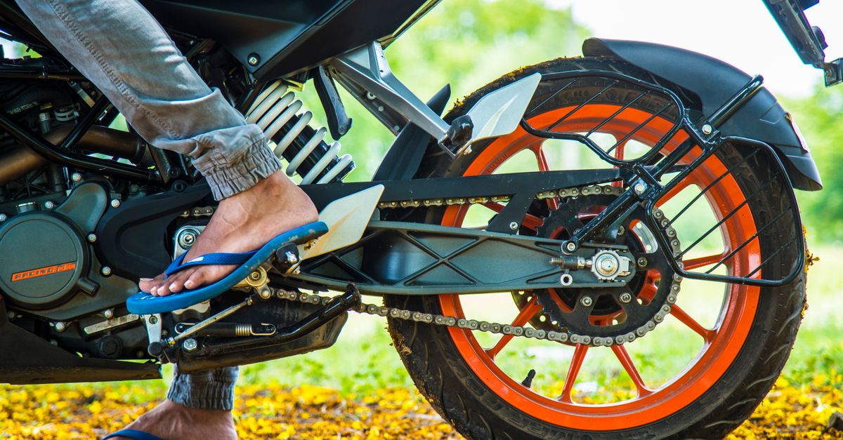 découvrez le lubrifiant pour chaîne de moto idéal pour réduire les frottements, limiter l’usure et préserver les performances de votre transmission.