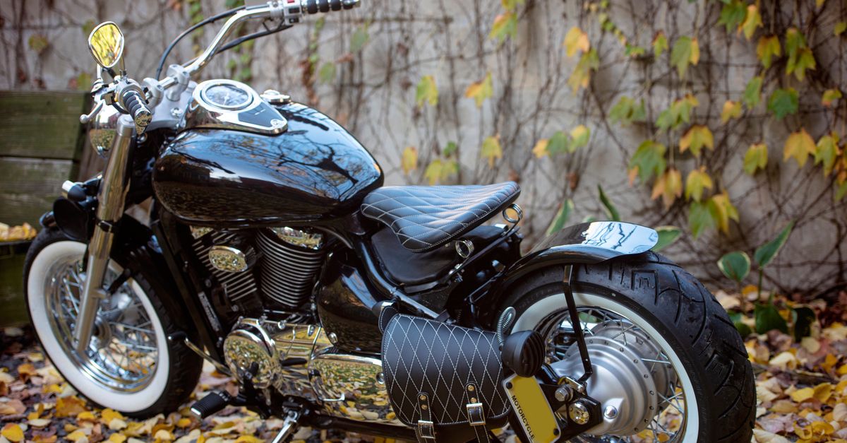 Accueil 8 redonnez confort et style à votre moto grâce au regarnissage de selle : choix des matériaux, finitions soignées et résultat durable.