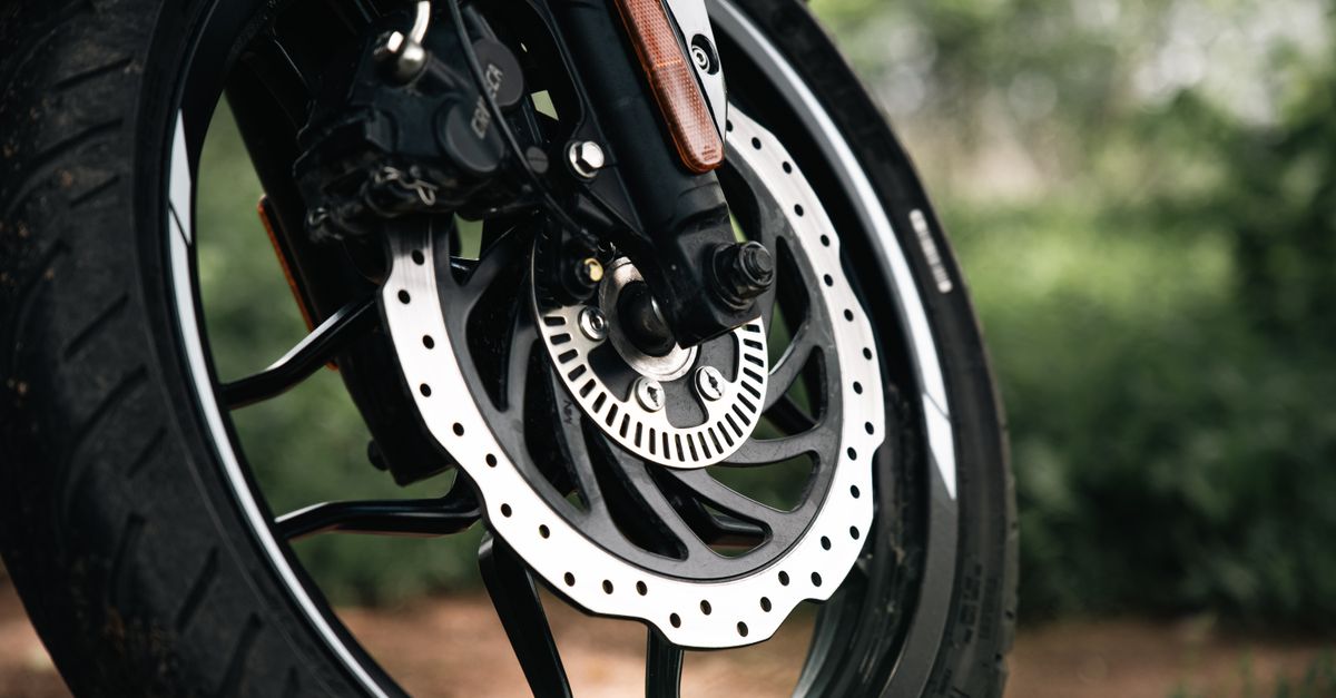Accueil 8 découvrez comment vérifier et ajuster la pression des pneus de votre moto pour améliorer votre sécurité, votre adhérence et leur durée de vie.