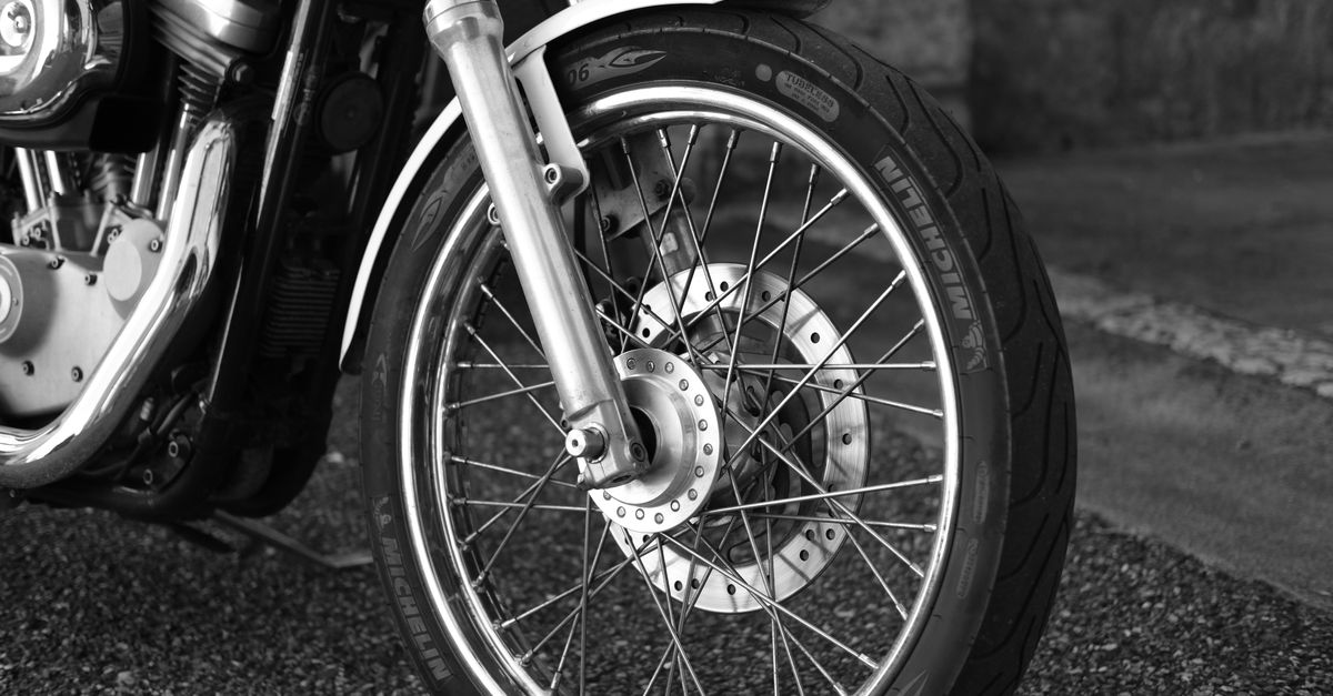 Accueil 8 découvrez quand remplacer les pneus de votre moto, repérez les signes d’usure et roulez en toute sécurité.